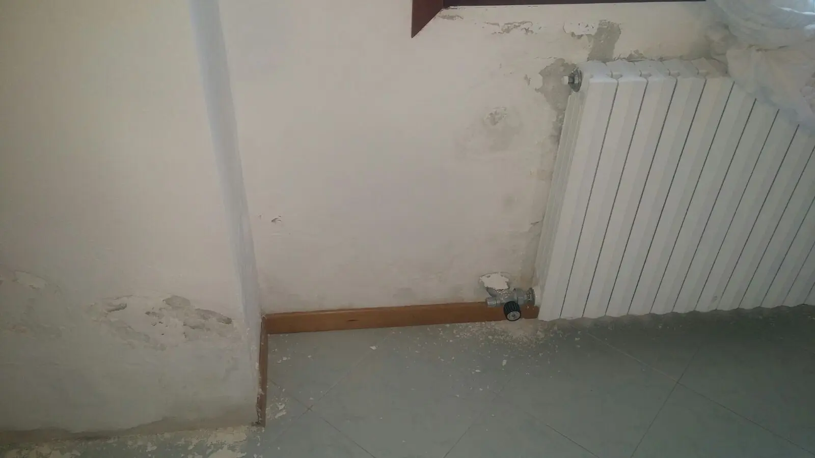 Come eliminare l’umidità negli angoli nascosti con un barattolo fai-da-te Come eliminare l’umidità negli angoli nascosti con un barattolo fai-da-te