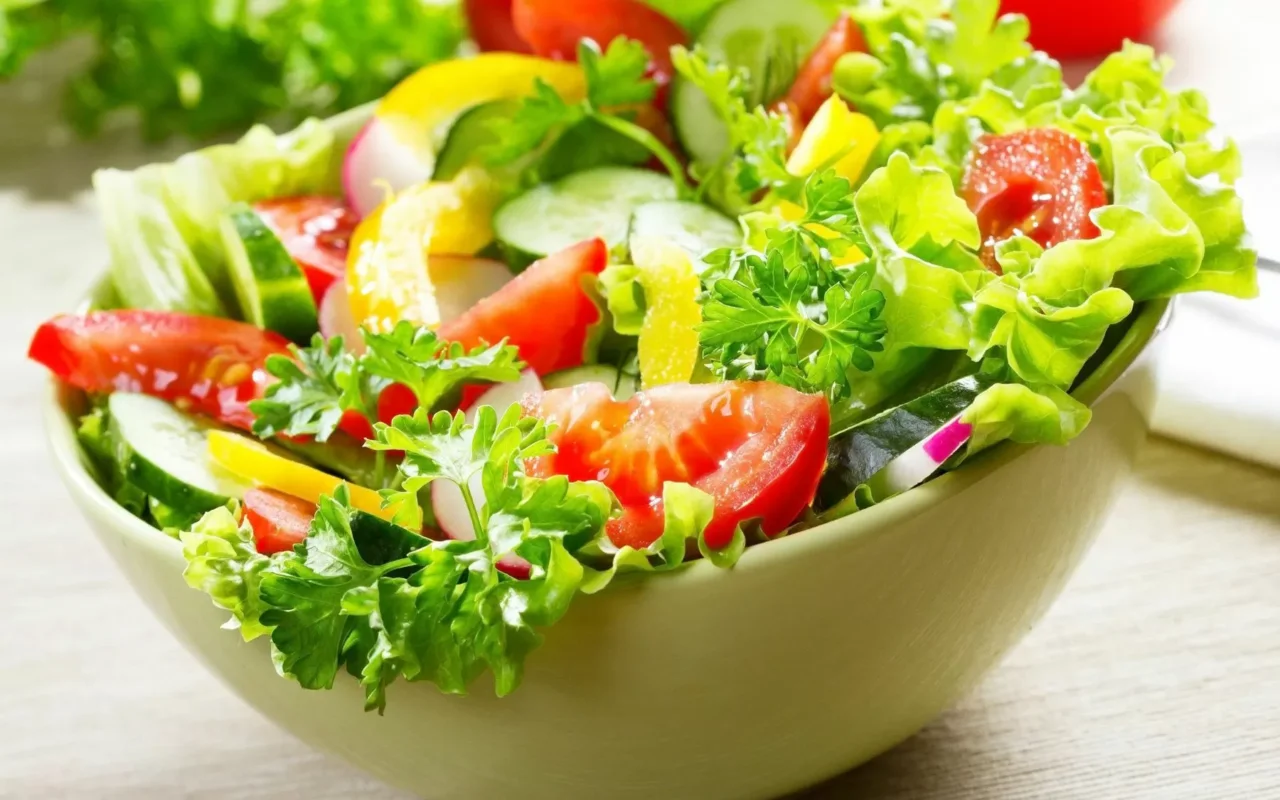 L’insalata che fa gonfiare la pancia: evitarla cruda se hai l’intestino irritabile L’insalata che fa gonfiare la pancia: evitarla cruda se hai l’intestino irritabile