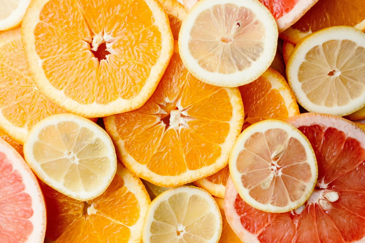 Profumare la casa con gli agrumi: il trucco della candela in frutta secca Profumare la casa con gli agrumi: il trucco della candela in frutta secca
