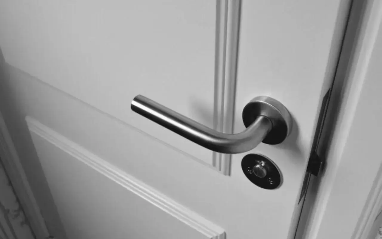 Non mettere mai questo oggetto dietro la porta: ecco cosa può causare in casa Non mettere mai questo oggetto dietro la porta: ecco cosa può causare in casa