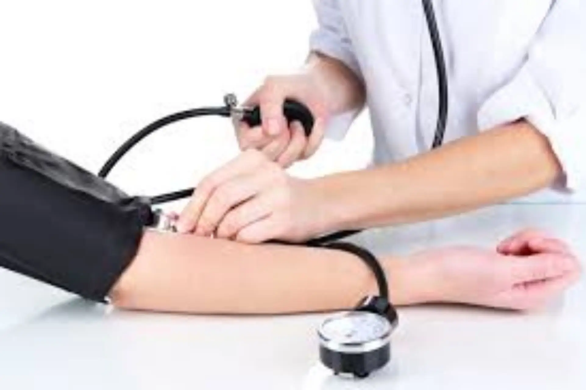 L’errore che fa aumentare la pressione in estate: ecco cosa evitare L’errore che fa aumentare la pressione in estate: ecco cosa evitare