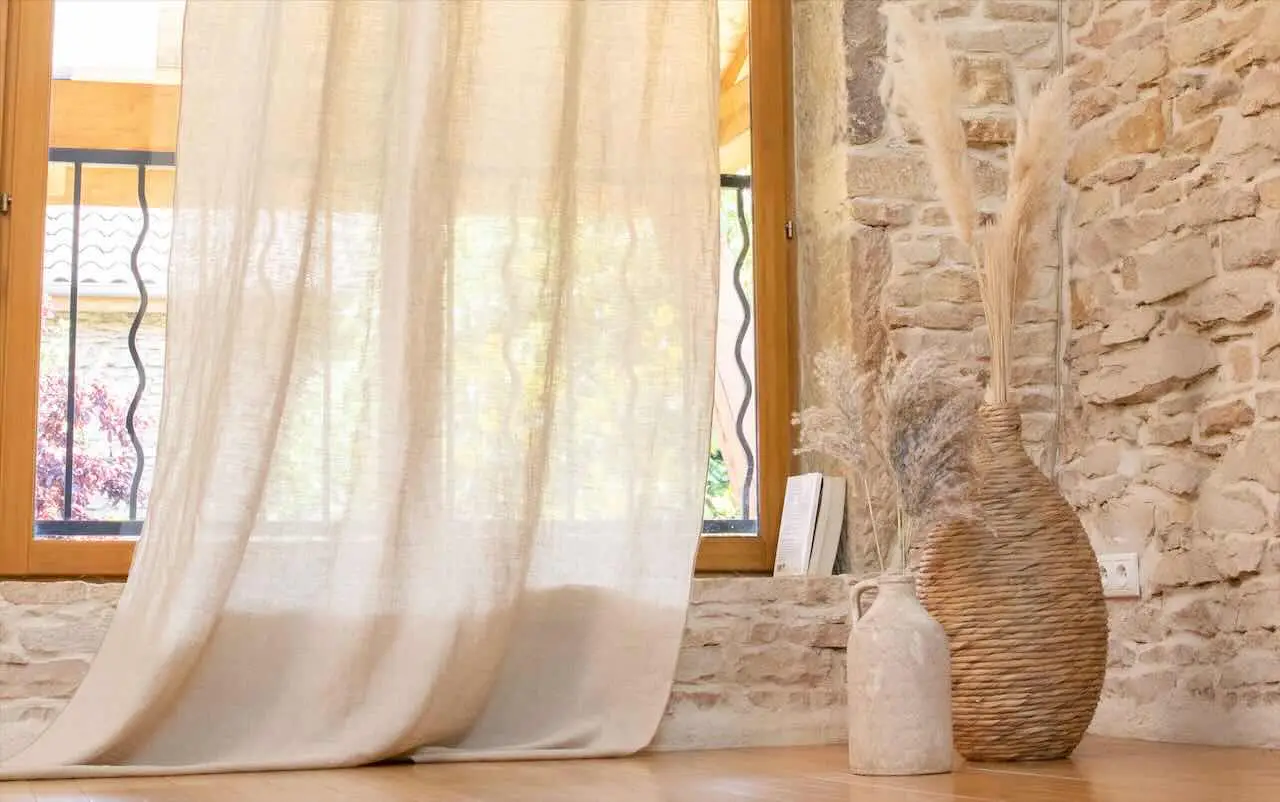 Sbiancare le tende ingiallite in modo efficace con ingredienti che hai già in casa Sbiancare le tende ingiallite in modo efficace con ingredienti che hai già in casa