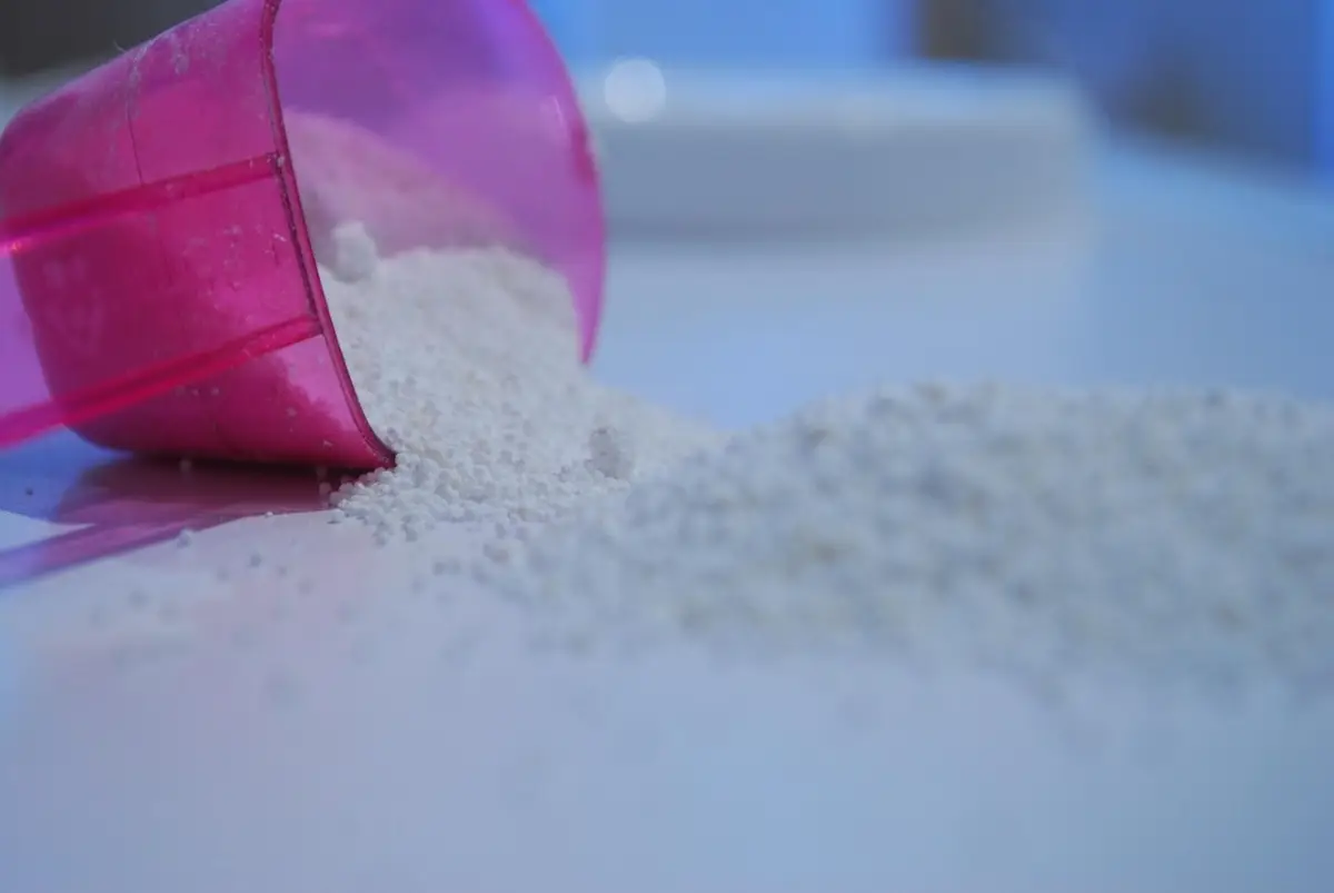 Come eliminare gli aloni dal bucato con acido citrico e senza candeggina aggressiva Come eliminare gli aloni dal bucato con acido citrico e senza candeggina aggressiva