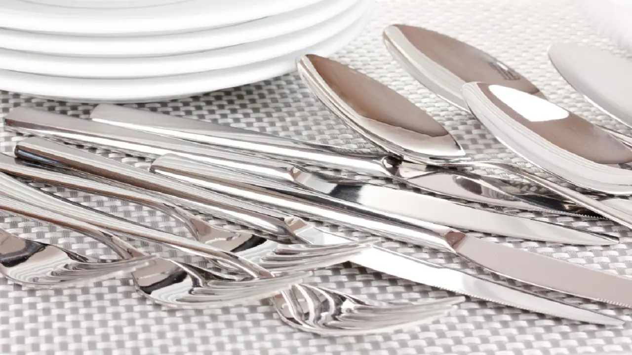 Fai brillare posate e stoviglie senza fosfati: prova i benefici dell’acido citrico