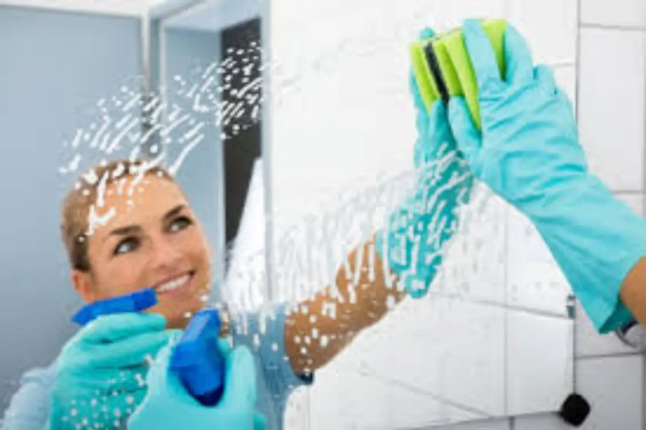 Vuoi vetri senza aloni? Prova subito il trucco con acqua distillata e fogli di giornale Vuoi vetri senza aloni? Prova subito il trucco con acqua distillata e fogli di giornale