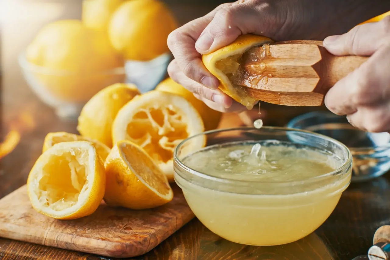 Non sai come togliere i cattivi odori dal forno? Usa succo di limone per un risultato fresco Non sai come togliere i cattivi odori dal forno? Usa succo di limone per un risultato fresco