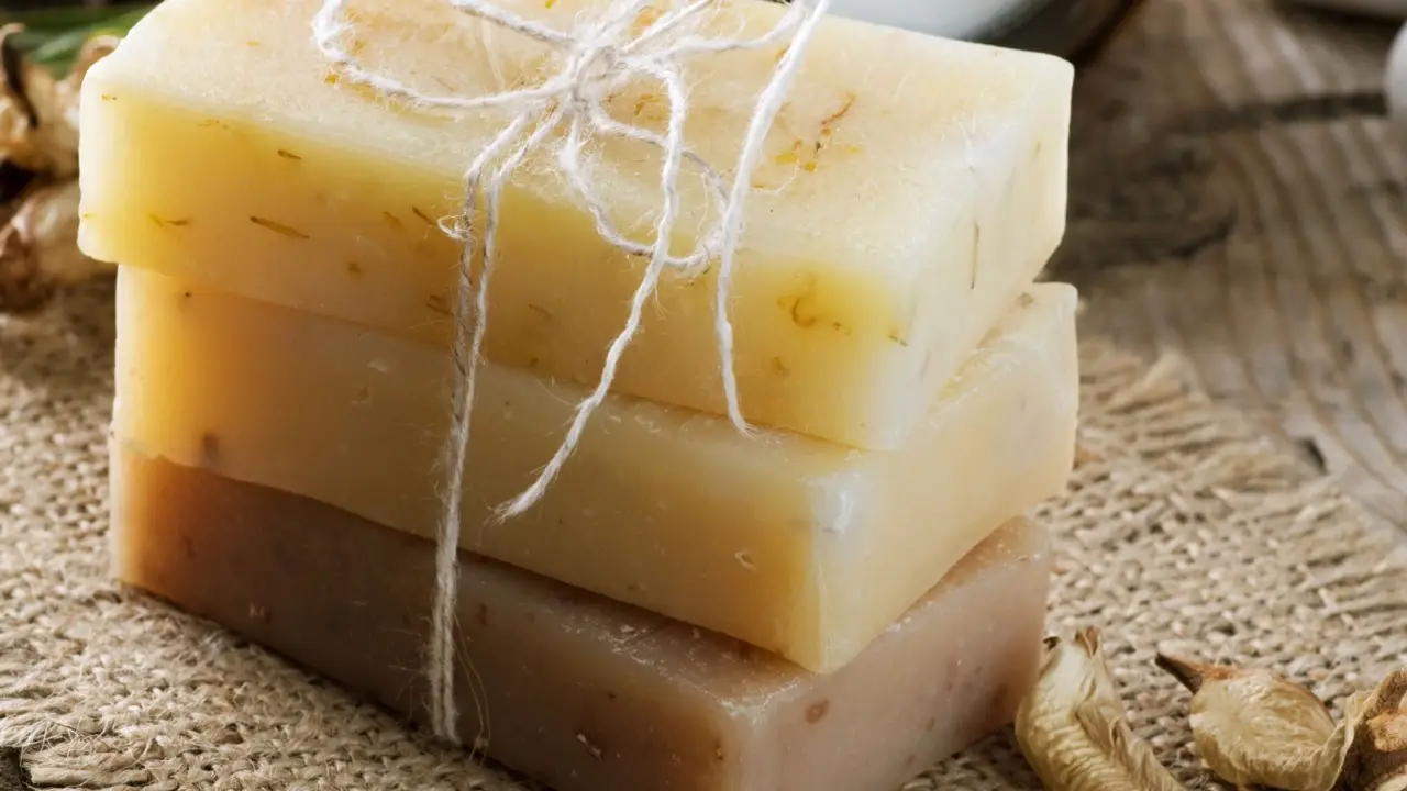 Prova oggi la ricetta antica della nonna per piastrelle lucide con sapone di Marsiglia Prova oggi la ricetta antica della nonna per piastrelle lucide con sapone di Marsiglia