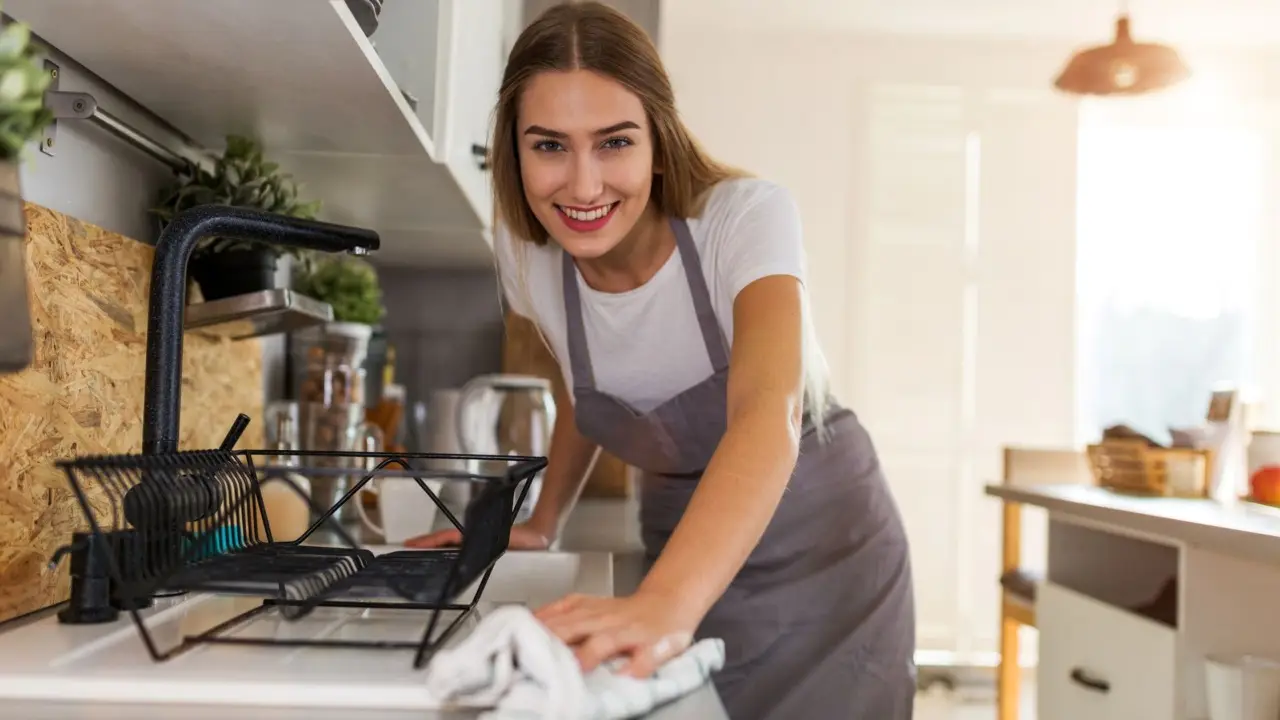 Vuoi zero tossine sulle superfici della cucina? Scegli detergenti naturali autogestiti Vuoi zero tossine sulle superfici della cucina? Scegli detergenti naturali autogestiti