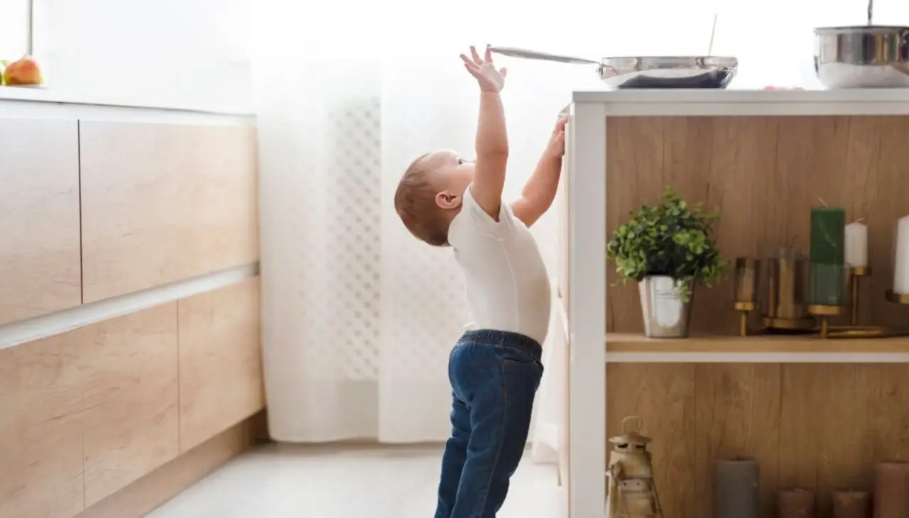 Proteggi la salute dei bambini tenendo fuori sostanze industriali da pavimenti e giochi Proteggi la salute dei bambini tenendo fuori sostanze industriali da pavimenti e giochi