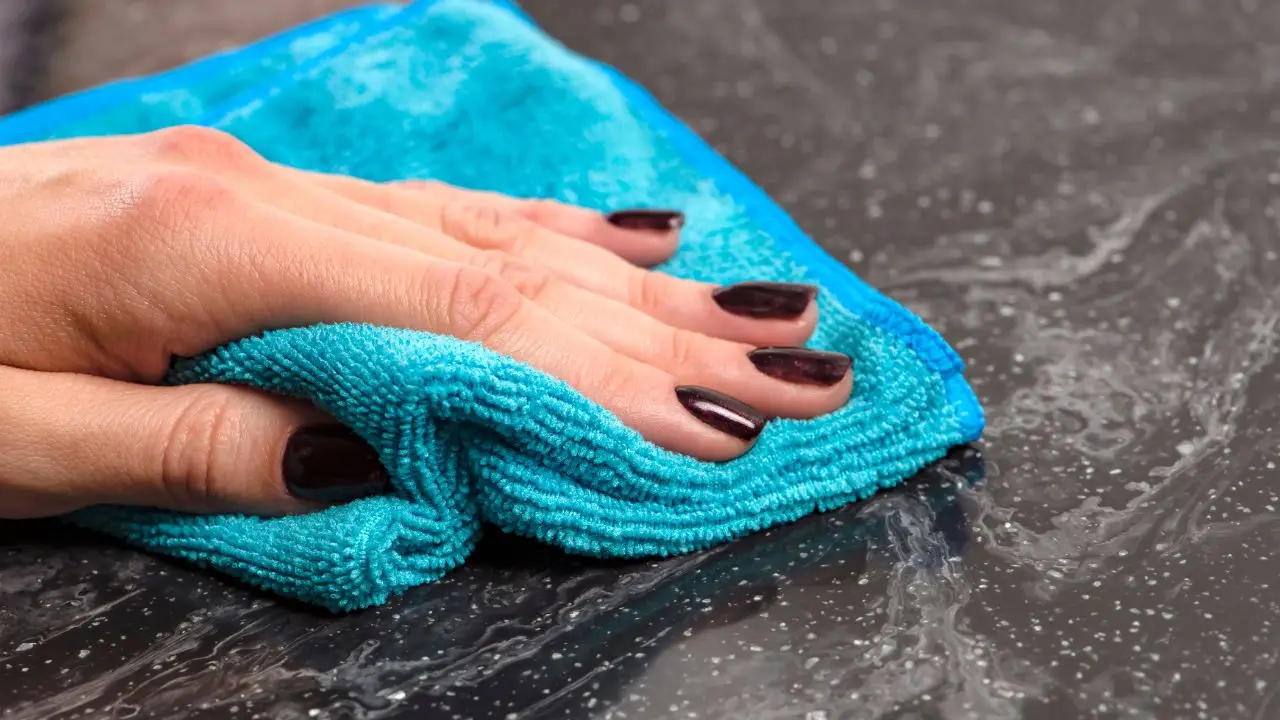 Panni in microfibra: come utilizzarli al meglio per una pulizia efficace e sostenibile in casa
