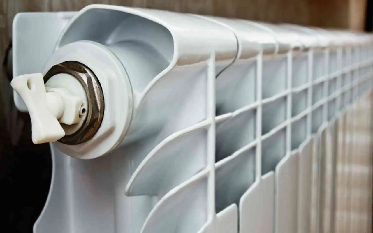Il trucco della carta stagnola sul termosifone: perché usarla anche d’estate Il trucco della carta stagnola sul termosifone: perché usarla anche d’estate