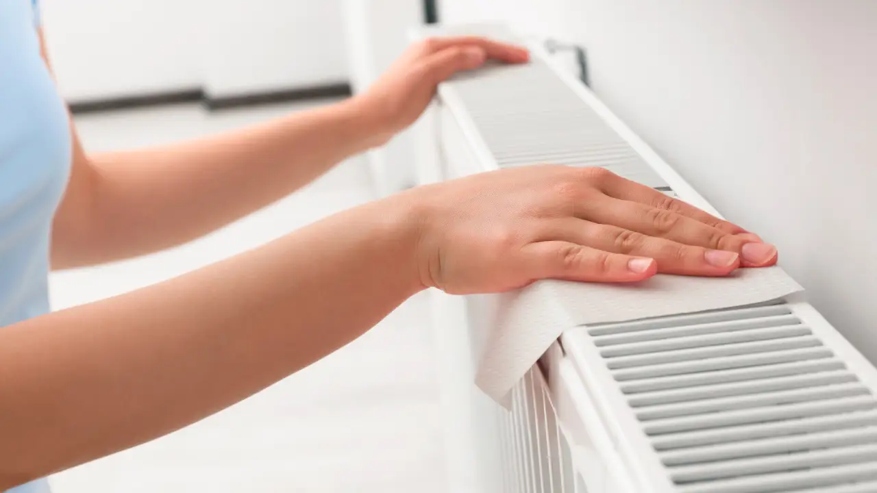 Il trucco della carta stagnola sul termosifone: perché usarla anche d’estate Il trucco della carta stagnola sul termosifone: perché usarla anche d’estate