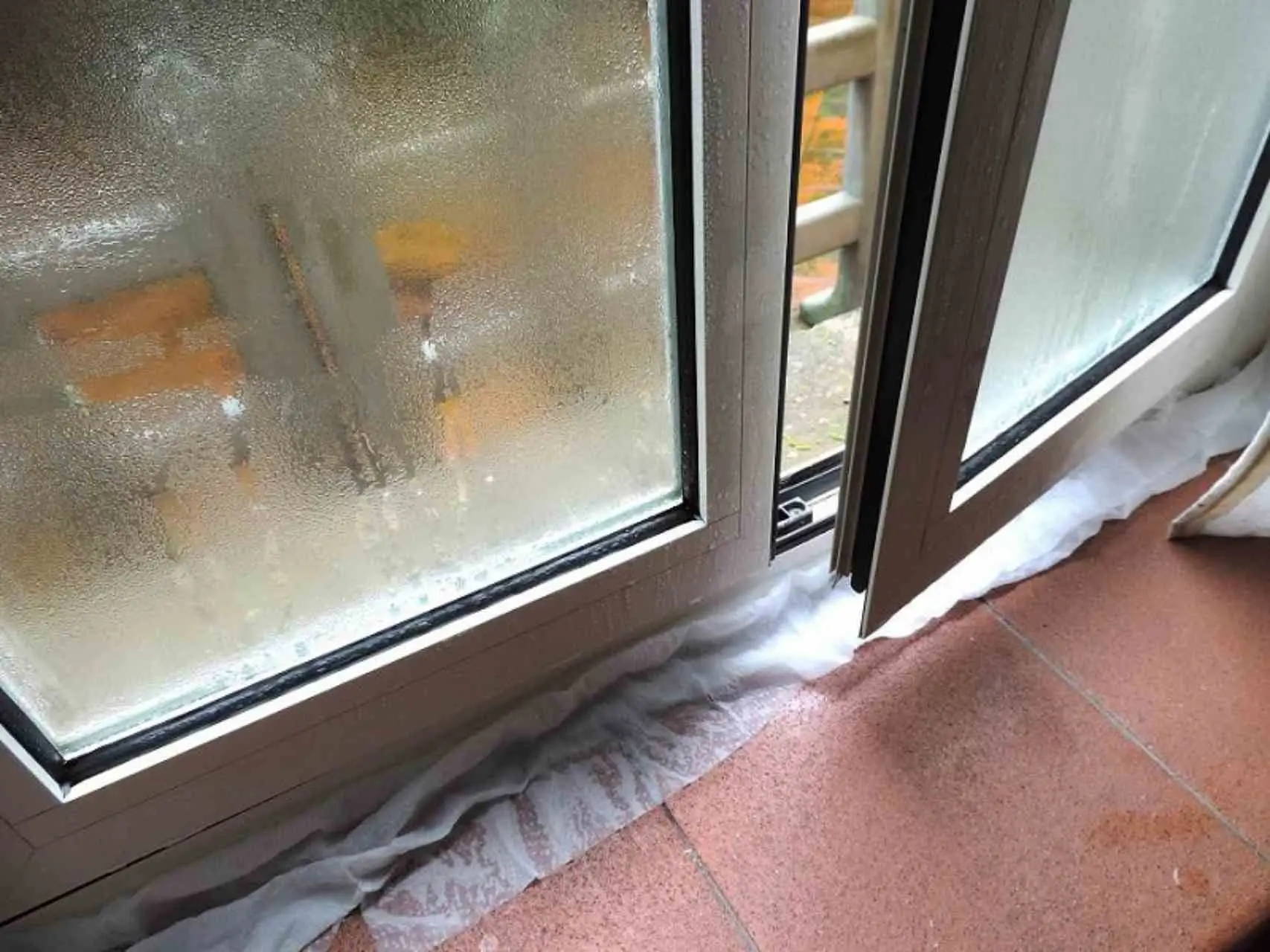 Come eliminare l’umidità negli angoli nascosti con un barattolo fai-da-te Come eliminare l’umidità negli angoli nascosti con un barattolo fai-da-te