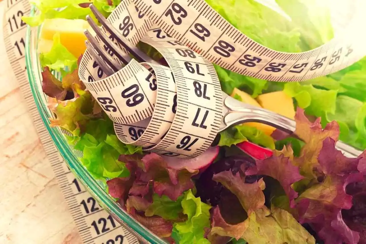 L’insalata che fa gonfiare la pancia: evitarla cruda se hai l’intestino irritabile L’insalata che fa gonfiare la pancia: evitarla cruda se hai l’intestino irritabile