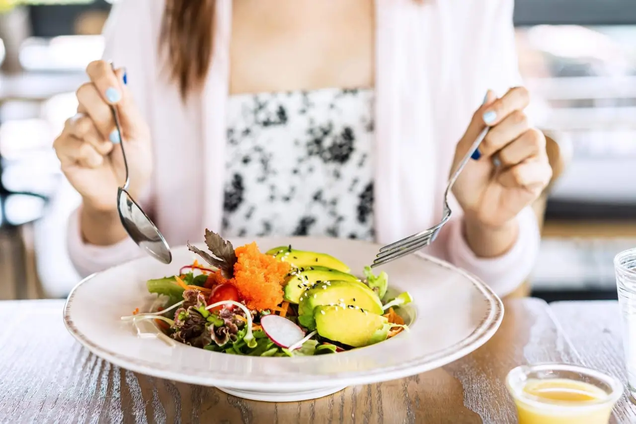 L’insalata che fa gonfiare la pancia: evitarla cruda se hai l’intestino irritabile L’insalata che fa gonfiare la pancia: evitarla cruda se hai l’intestino irritabile