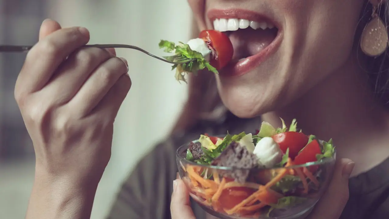 L’insalata che fa gonfiare la pancia: evitarla cruda se hai l’intestino irritabile L’insalata che fa gonfiare la pancia: evitarla cruda se hai l’intestino irritabile