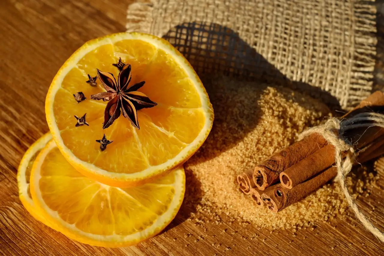 Profumare la casa con gli agrumi: il trucco della candela in frutta secca Profumare la casa con gli agrumi: il trucco della candela in frutta secca
