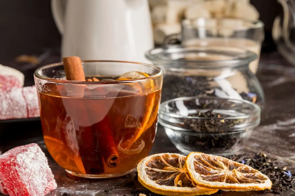 Profumare la casa con gli agrumi: il trucco della candela in frutta secca Profumare la casa con gli agrumi: il trucco della candela in frutta secca