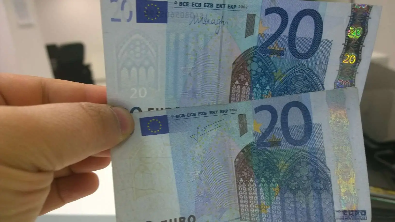 Banconote con errore di taglio: ecco quanto possono valere ai collezionisti Banconote con errore di taglio: ecco quanto possono valere ai collezionisti
