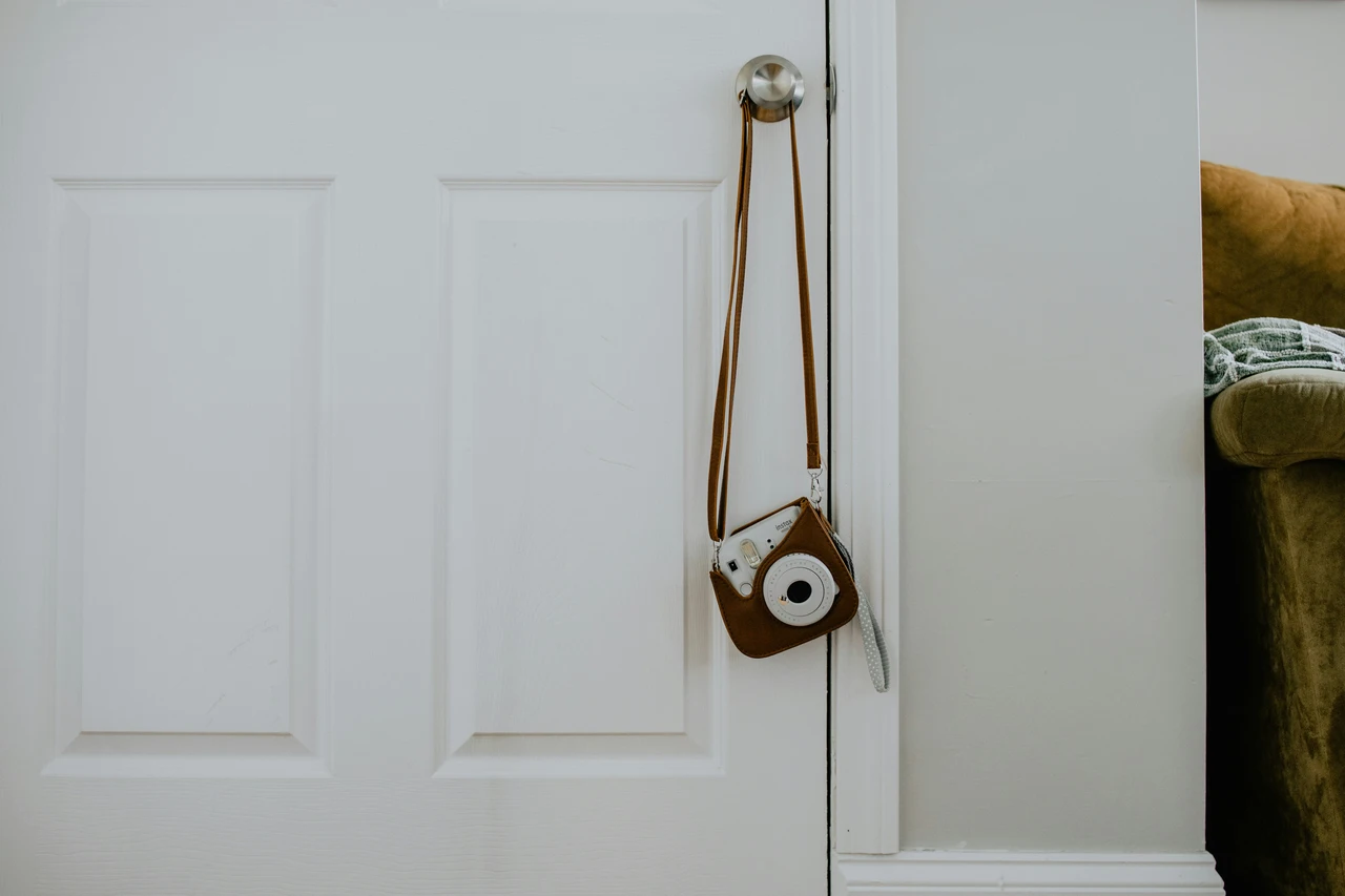 Non mettere mai questo oggetto dietro la porta: ecco cosa può causare in casa Non mettere mai questo oggetto dietro la porta: ecco cosa può causare in casa
