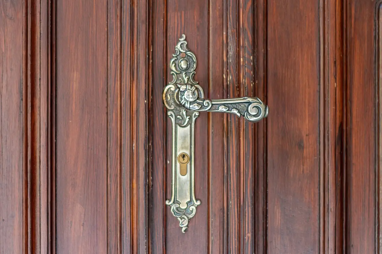Non mettere mai questo oggetto dietro la porta: ecco cosa può causare in casa Non mettere mai questo oggetto dietro la porta: ecco cosa può causare in casa