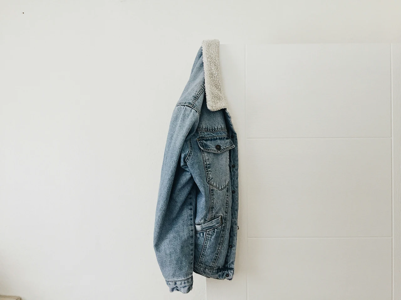 Non mettere mai questo oggetto dietro la porta: ecco cosa può causare in casa Non mettere mai questo oggetto dietro la porta: ecco cosa può causare in casa