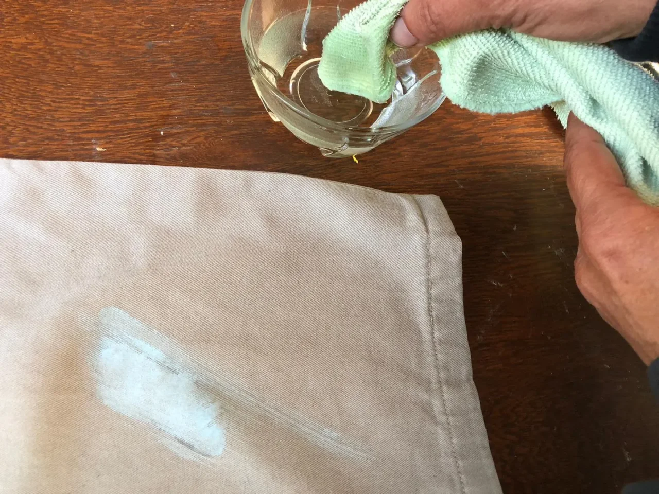 Scopri come eliminare le macchie ostinate dai tessuti usando solo aceto bianco Scopri come eliminare le macchie ostinate dai tessuti usando solo aceto bianco