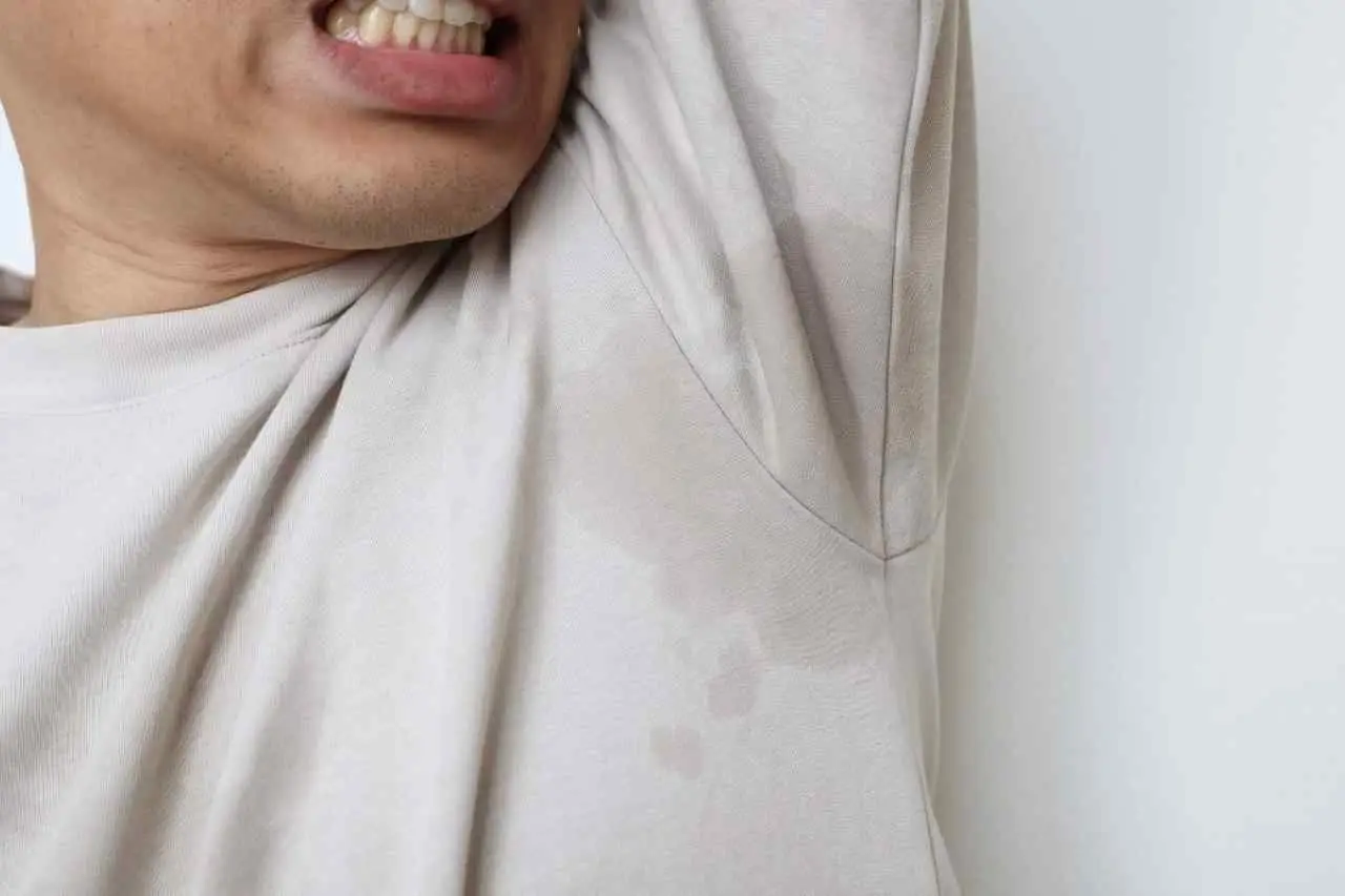 Come rimuovere tracce di sudore dai tessuti chiari senza danneggiarli: guida pratica Come rimuovere tracce di sudore dai tessuti chiari senza danneggiarli: guida pratica