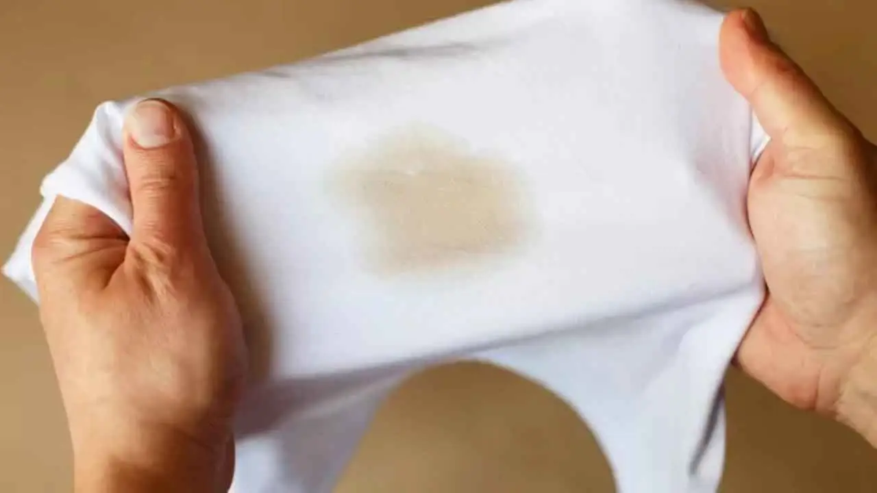 Come rimuovere tracce di sudore dai tessuti chiari senza danneggiarli: guida pratica Come rimuovere tracce di sudore dai tessuti chiari senza danneggiarli: guida pratica