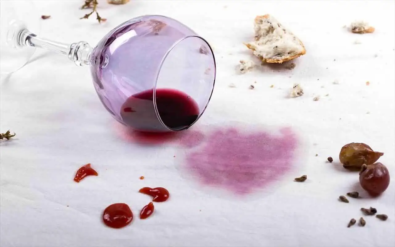 Consigli utili per trattare tovaglioli macchiati di vino senza ricorrere alla candeggina Consigli utili per trattare tovaglioli macchiati di vino senza ricorrere alla candeggina