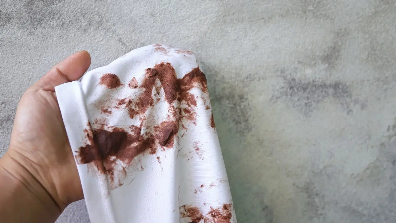 Rimuovere le macchie di sangue dai tessuti chiari: ecco cosa funziona davvero Rimuovere le macchie di sangue dai tessuti chiari: ecco cosa funziona davvero