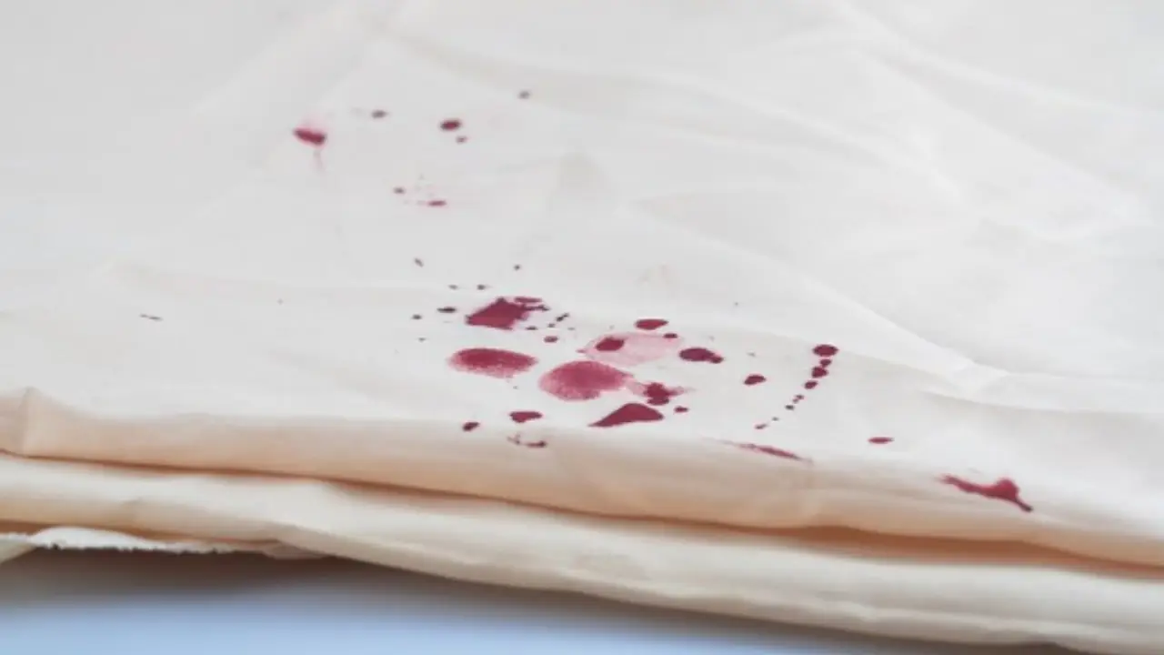 Rimuovere le macchie di sangue dai tessuti chiari: ecco cosa funziona davvero Rimuovere le macchie di sangue dai tessuti chiari: ecco cosa funziona davvero