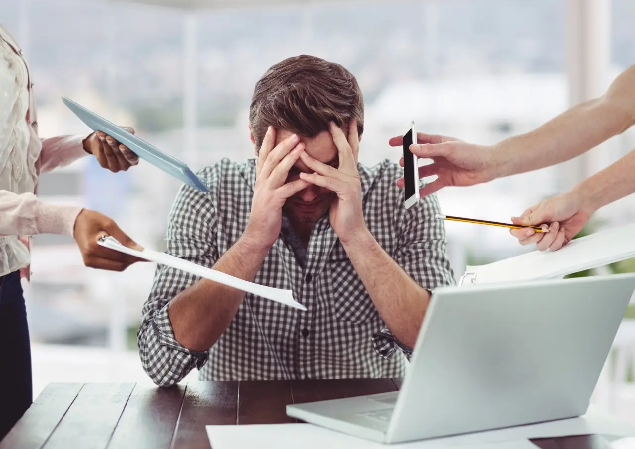 Riconosci i segnali dello stress da lavoro: strategie pratiche per ridurlo ora Riconosci i segnali dello stress da lavoro: strategie pratiche per ridurlo ora