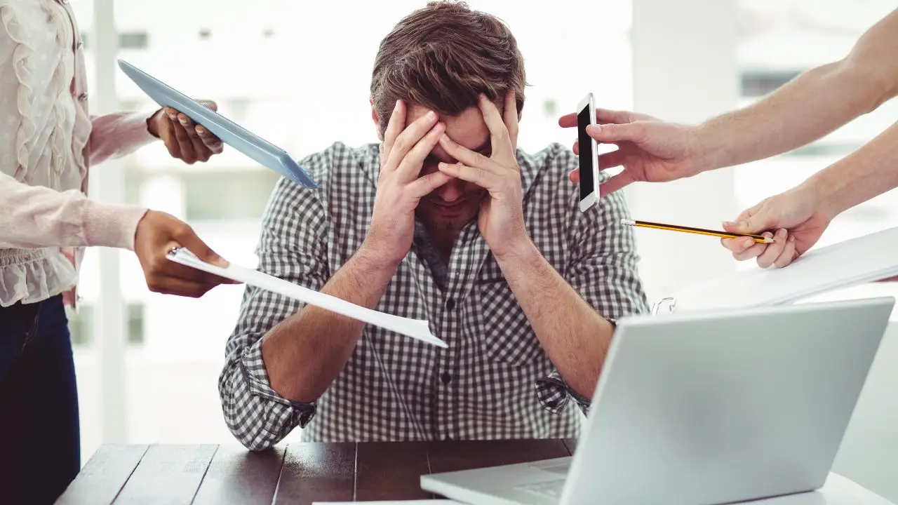 Riconosci i segnali dello stress da lavoro: strategie pratiche per ridurlo ora Riconosci i segnali dello stress da lavoro: strategie pratiche per ridurlo ora